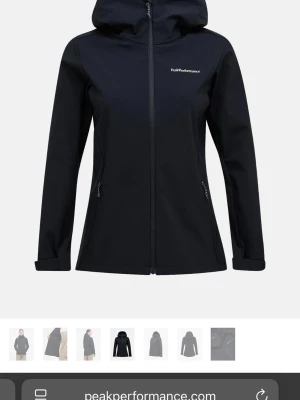 Svart vindjacka från Peak Performance - Stilren svart vindjacka från Peak Performance med hel dragkedja, två sidofickor med dragkedja och justerbar huva. Jackan har en smal passform och är tillverkad i ett lätt och slitstarkt material som skyddar mot vind. Använd 2 gånger mycket fint skick 