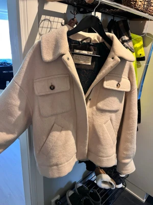 Beige Odd Molly jacka  - En ull-alpaca mix jacka från Odd Molly💕 mycket skön som höst, vinter och vår jacka💕 köpt för två år sedan och kemtvättad i höstas💕 knappt använd under vintern så den är i nyskick💕 köpt för 4000kr på NK i Sthlm💕 den är i storlek 2 (38-40?) och passade bra när jag hade den storleken men även nu som oversized💕 kan skicka fler bilder💕