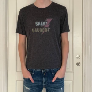 Saint Laurent T-shirt - Säljer denna riktigt feta T-shirt från Saint Laurent! | Storlek S - Skick 8/10  - Hör av dig vid frågor!