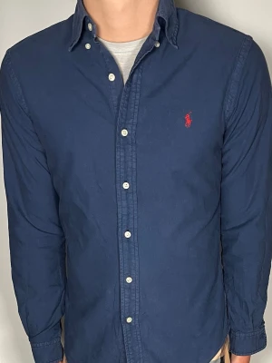 Ralph Lauren skjorta - Säljer en riktigt snygg och trendig Ralph Lauren skjorta i fint skick, storlek S, vid frågor är det bara att skriva //Gramenti