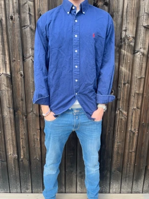 Marinblå Ralph lauren Skjorta  - Tjena, nu säljer vi denna Ralph Lauren skjortan i storlek M och 10/10 skick! Priset är 379kr men kan sänkas vid snabb o smidig affär 💙