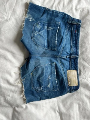 Lågmidjade jeansshorts - Midjemått: 39 cm. Så snygga Lågmidjade jeansshorts från diesel! De har några få gula fläckar på sig (tror de är målarfärg) som var där när jag köpte de second hand, men inget man tänker på. Skriv gärna vid frågor❣️