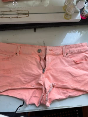 Jeansshorts - Super fina jeansshorts som jag köpte förra sommaren på Plick. De passade dock tyvvär inte mig så bra så säljer vidare. De har en lite klarare färg i verkligheten. Skulle oxå säga att de passar s-m men mer säkert om man brukar ha m. 💗
