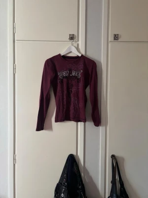 Hard Rock Cafe - En jättesnygg vinröd/lila hard rock cafe tröja med fina detaljer. Det är bara att fråga om ni vill ha bilder på. Jag möts gärna upp☺️