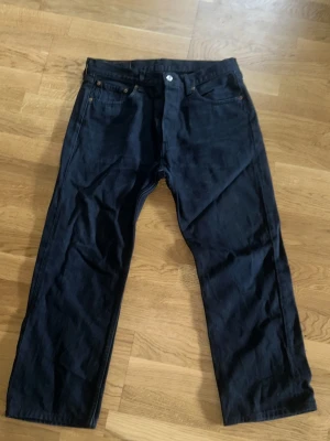 Levi’s 501 svart  - Säljer ett par Levi’s 501 i svart, storlek W34 L30.  Klassisk rak passform med knappgylf. En clean vardagsjeans som funkar till allt. Fint skick.  Storlek: W34 L30 Färg: svart  Skickar gärna fler bilder eller mått vid intresse.