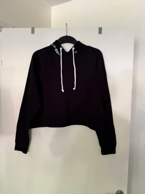 Sweatshirt svart  - Storlek L, aldrig använd.  Köpt i butik så kan finnas skavanker. 