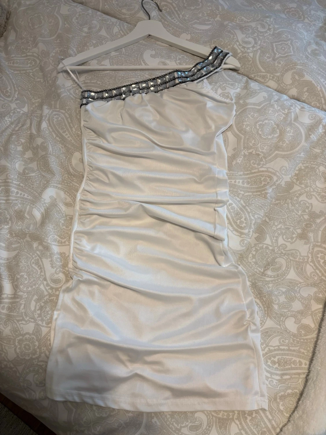 Vit one shoulder klänning med paljetter