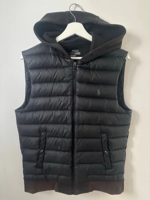 Ralph Lauren väst - säljer nu denna eftertraktade ralph lauren västen - skick 8/10 (inga snören + lite sol blekt där nere) - Storlek S - Hör av er vid minsta fundering!