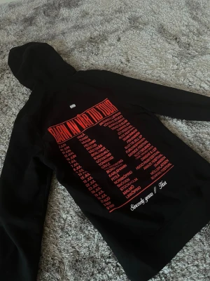 Hov1 hoodie ”Barn av vår tid” - Svart hoodie från Hov1 med vit krona broderad på bröstet och stort rött turnétryck på ryggen med texten 'Barn av vår tid tour' och turnéstäderna. Priset kan diskuteras vid en snabb affär så kom med bud!