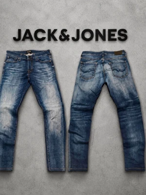 Jack & Jones slim fit - Klassisk blå tvatt med snygga slitningar och tydliga whiskers. Slim fit som sitter otroligt bekvämt. • Märke: Jack & Jones • Modell: Slim Fit / Glenn • Färg: Blå • Storlek: W30 L34 • Skick: Mycket bra skick