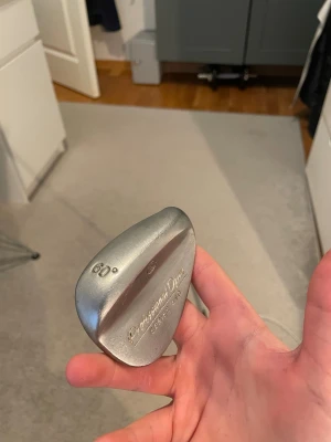 60 graders golfklubba professional open - Säljer en silverfärgad 60° wedge från professionell open, perfekt för närspel och höga slag runt greenen. Passar dig som vill förbättra ditt närspel på golfbanan. 