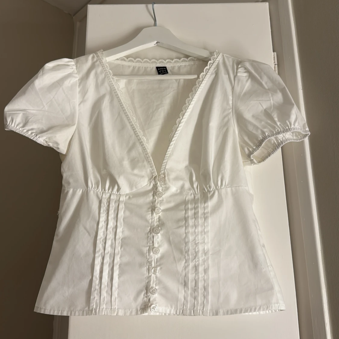 Vit blus med spets 