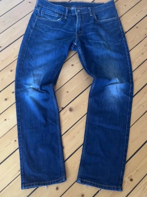 Levis 511 - Levis 511 jeans i storlek 32/30. Jeansen har en sjukt snygg wash och är i mycket bra skick. Skriv vid eventuella funderingar😁  Fraktar inom 1-2 dagar