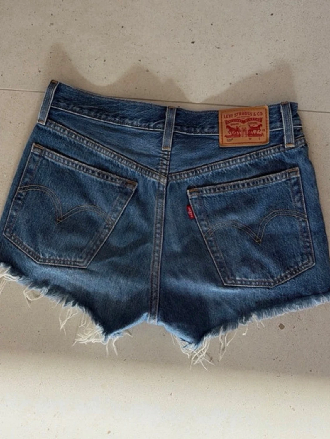 Blå levi’s jeansshorts med slitna detaljer - 2