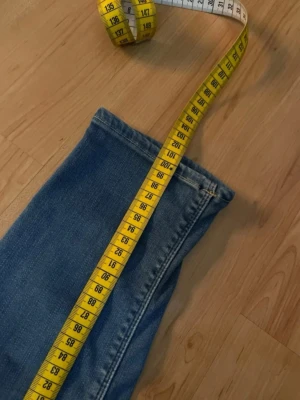 Replay Hyperflex Jeans - Säljer ett par Replay Jeans i ljusblå tvätt. Modellen är skinny fit med stretchigt material för extra komfort. OBS jeansen har blivit lite förtunnade både baktill vid fickan och vid skrevet. Midja 32cm & längd 101cm. För bättre inblick av jeansen så rekommenderar jag att googla på modellnamnet. För storleksguide kolla noggrant då jeansen kan vara uppsydda eller krympta.