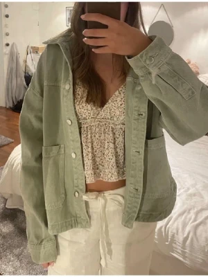 Ljusgrön overshirt i manchester - Säljer en ljusgrön overshirt i manchestertyg med klassisk krage, stora framfickor och knäppning framtill. Overshirten har en avslappnad passform och är perfekt att slänga över en topp. Passar dig som gillar en chill och trendig stil.