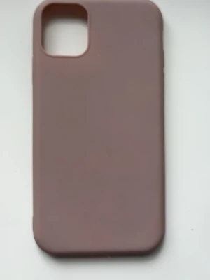 Rosa silikon skal till iPhone - Snyggt mobilskal i matt, dammrosa silikon med mjuk känsla. Skalets form är slimmad och skyddar både baksida och kanter. Passar iPhone 11.  Aldrig använt