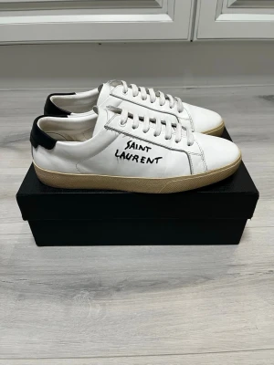Yves Saint Laurent Skor - Tja, säljer mina riktigt feta Saint Laurent i läder i storlek 43 i färgen vit, dem är använda max 2 gånger och dem kommer med box och dustbag, skriv om ni har några frågor eller funderingar🙌🙌🙌