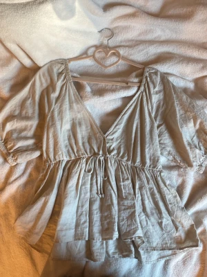 Beige blus - Beige blus med v-ringning och puffärm i ÄKTA linne från bikbok, nypris 399