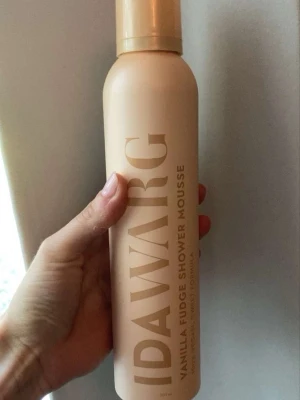 IDAWARG Vanilla Fudge Shower Mousse - Lyxig duschmousse som luktar väldigt gott av vanilla fudge från IDAWARG. Kommer i en 200ml flaska men har använt den 2 ggr, men nu kommer den inte till användning . 100% vegansk formula. 
