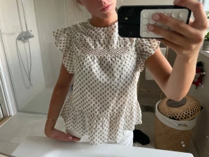 Söt blus från Hm - Snygg blus som aldrig är använd🩷🩷