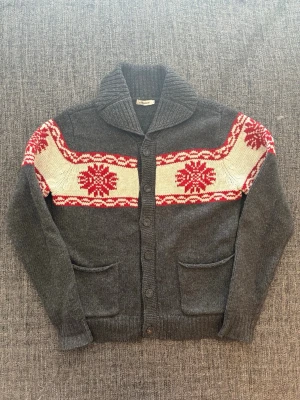 J.lindberg kofta ~ vintage  - Sjukt eftertraktad J.Lindeberg kofta ~ vintage modell | st M | färg grå med röda detaljer | klassisk passform | perfekt vintage piece | OBS kan gå ner lite i pris vid snabb affär! 🏄