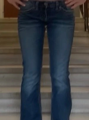 Blå bootcut jeans med slitningar - Säljer ett par blå bootcut jeans med snygga slitningar. W28 L33! Pris kan diskuteras!!