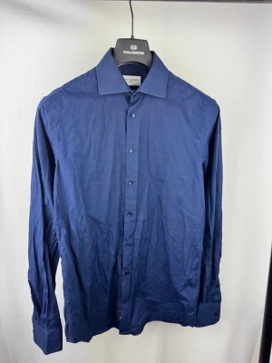 John Henric skjorta  - 🌸 INFO OM PLAGGET 🌸  ☑️ Märke: John Henric  ☑️ Storlek: 40/Medium ☑️ Färg: Mörkblå ☑️ Skick: ⭐⭐⭐⭐⭐  ✨ Detaljer: ☐ Inga hål ☐ Inga fläckar ☐ Nytvättad ☐ Rökfritt hem ☐ Djurfritt hem  📏 Passform: ☑️ Normal   📦 Skickas snabbt. 💬 Skriv gärna om du vill ha fler bilder eller mått. 🤍 Paketrabatt vid köp av flera annonser. 🌟 Titta gärna på mina andra annonser!