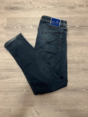 Jacob Cohën jeans navy - Snygga mörkblå jeans från Jacob Cohën. Jeansen har snygga detaljer och denim av mycket bra kvalitet. Jeansen är i storlek 36 och är i bra skick. Priset är ej hugget i sten och det är bara att höra av sig vid fundering!