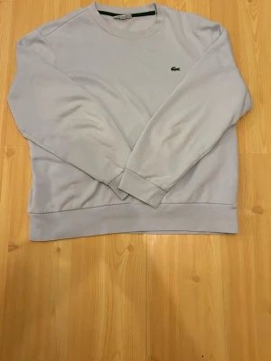 Lacoste tröja - Ljusblå Lacoste tröja. Äkta, köpt för 899kr. Fransk storlek XL, passar M. 