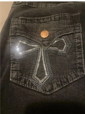 Gina tricot Svarta jeans med paljettkors - (Skriv innan ni vill köpa så diskuterar vi pristet kan 100% sänka om ni skriver innan ni köper) Säljer ett par svarta jeans med ett stort kors i paljetter på bakfickan. Perfekta för dig som vill sticka ut med detaljer!