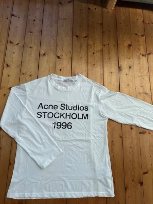 Acne Studios tröja - Denna eftertraktade Vita Acne Studios long sleeve tröja säljs nu i rent och fräscht skick ⚪️Riktigt stilig passar till ungefär allt, dessutom skönt material tillverkat av Acne Studios ⚪️ Tveka inte att skriva vid minsta fundering! 🤝😊