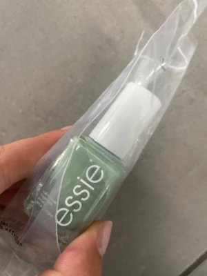 Essie ljusgrönt nagellack - Säljer ett helt nytt och plomberat nagellack från essie! Fått i present men kom inte till användning💗