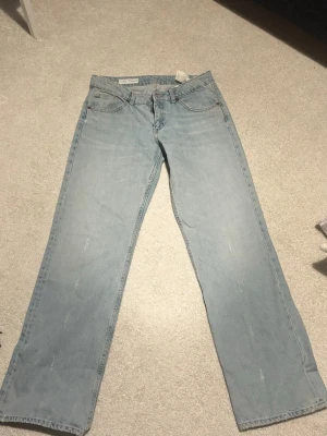 Ljusblå raka Zara jeans  - Säljer ett par ljusblå jeans med rak passform och klassisk femficksdesign. Jeansen har normal midja och är tillverkade i denim. Perfekta för en avslappnad och trendig look.