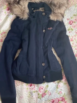 Söker! Köp inte! - Jag söker en sån här hollister jacka inför hösten, diskutera priset. Behöver inte vara en exakt sån här jacka men en liknande iallafall. Size xs-m.