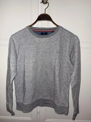 Gant tröja - Väldigt snygg crewneck passar till många olika outfits. Kan även passa till både 164 och 176