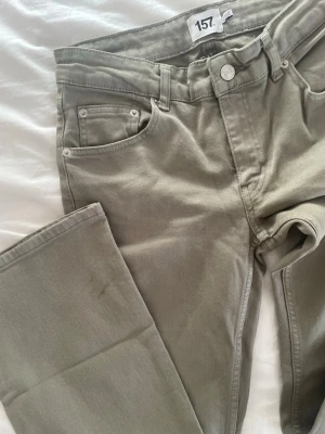 Gröna låg midjade bootcut  jeans Lager 157 - Snygga gröna  jeans från 157 med low waist och utsvängda ben.  Jeanssn är nya utan prislapp använda minst 2 gngr      Är ganska tighta så funka bra med storlek S också 