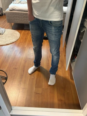 Blåa dondup George - Säljer nu dessa riktigt feta dondup George | Storlek 31, jag på bild är 174 och väger ungefär 58 kg | Mycket bra skick | vid fler frågor kontakta mig privat // Levi 🤩