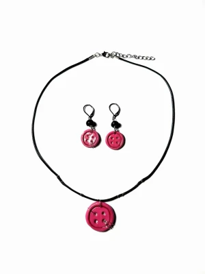 Set med halsband och örhängen med rosa knappar - Unikt handgjort smyckeset med halsband och örhängen, dekorerade med stora rosa knappar och svarta detaljer. 