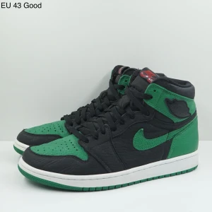 Jordan 1 Retro High Pine Green Black - Den här varan kommer auktioneras ut på Sneakershyllan x Plick Live den Torsdagen 16 juli kl 19. Jordan 1 Retro High i läder i färgerna pine green och svart. Skick: bra skick. Ingen orginalkartong. EU 43