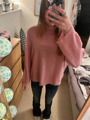 Stickad tröja - Säljer en rosa stickad tröja från lager 157. Tröjan är stretchig och mjuk i materialet. Tröjan har tyvärr inte kommit till användning pga fel storlek💕