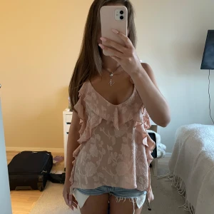Zara sommartopp - Jättefin!! Använd en gång av mig men köpt på plick, som ny!! Strl S passar även mig med xs 