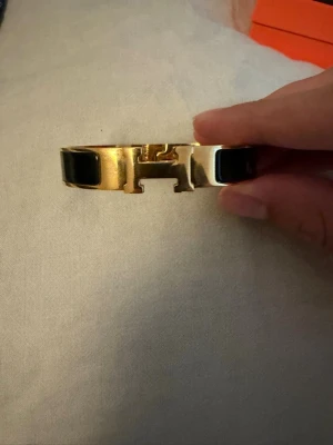 Svart guld armband  - Helt nytt köpt utomlands, man får låda med och allt ihop! 