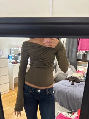 Olivgrön offshoulder topp - Aldrig använd, men jätte fin