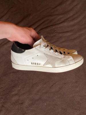 Golden goose skor - De har använts en hel sommar. Pris kan sänkas vid snabb affär. Perfekta nu på sommaren. 