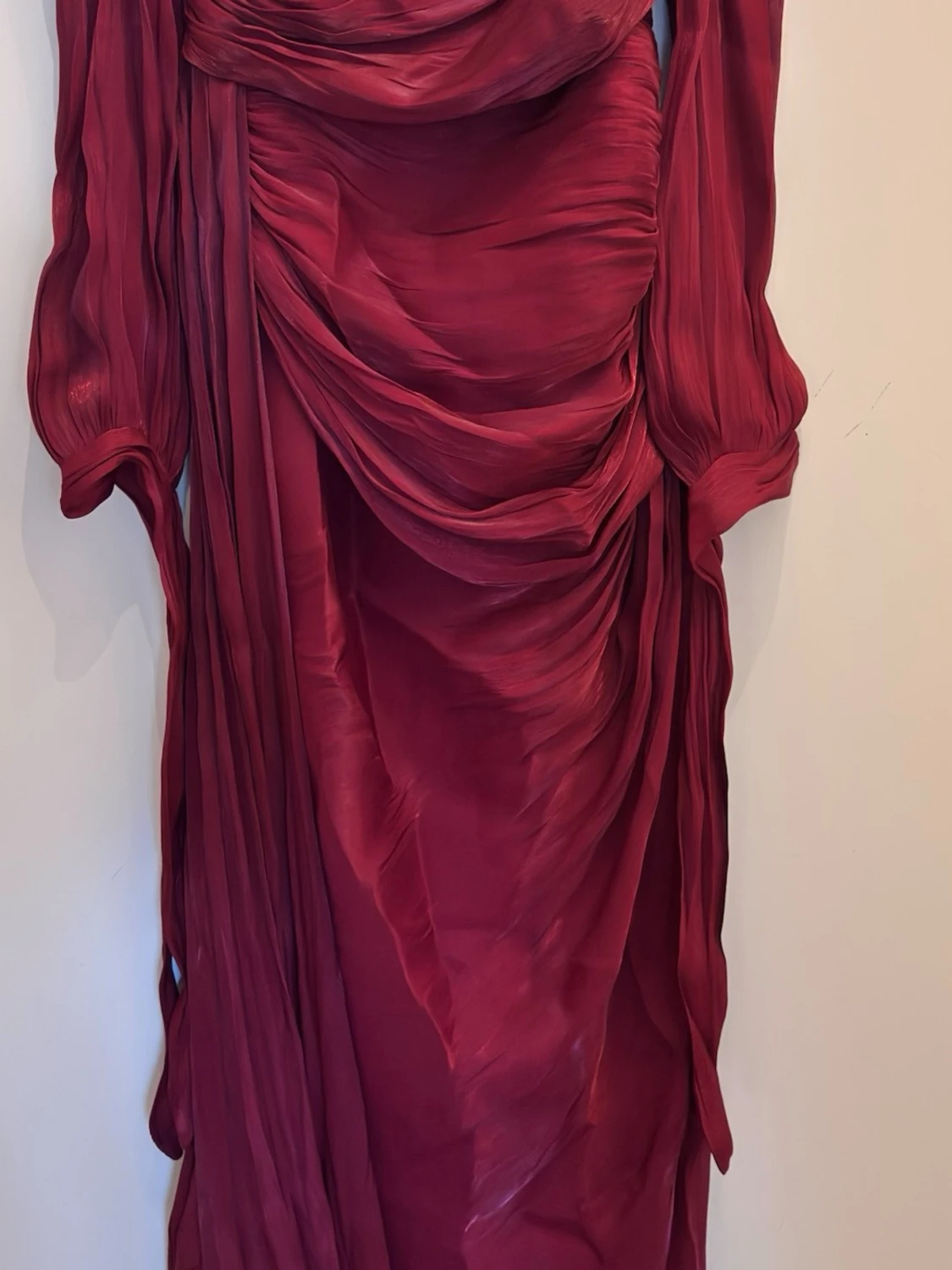 Lång vinröd draperad klänning