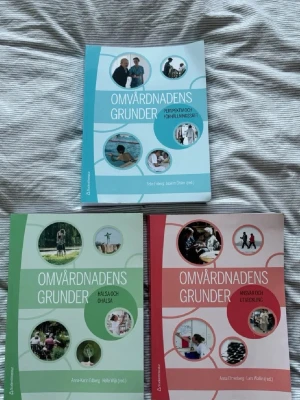 Omvårdnadens grunder, 3 böcker - Säljer tre kursböcker i serien Omvårdnadens grunder. Böckerna är nästan oanvända pågrund av avbrutna studier. Perfekt för dig som pluggar till sjuksköterska! Köpte dem för 1499kr