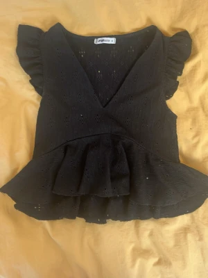 svart volangblus - supersöt svart broderad topp, kommer ej till användning därför säljer jag❣️ inga defekter eller så