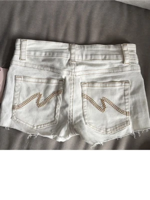Lågmidjade jeansshorts - Säljer då de inte kommer till användning, nytt skick. Pris kan diskuteras vid snabb affär 🩷