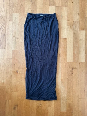 Långkjol - Kjol från babyboo, finns en slit där bak